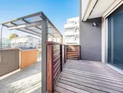 【東京都/江戸川区船堀】江戸川区船堀　戸建 バルコニー：玄関部分、ウッドデッキ