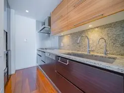 【東京都/港区南麻布】グランスイート広尾 キッチン：天然石キッチンカウンター、
ディスポーザー・食洗器・食器棚付き