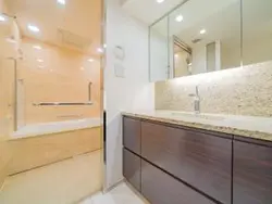 【東京都/港区南麻布】グランスイート広尾 洗面所：天然石天板を使用、三面鏡付き洗面化粧台