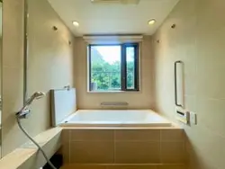 【東京都/港区麻布台】麻布台パークハウス 浴室：浴室からもグリーンを望めます