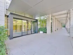 【東京都/港区六本木】アークヒルズ仙石山レジデンス エントランス：アーチ型のアプローチを抜けエントランスへ