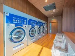 【神奈川県/横浜市神奈川区鶴屋町】THE YOKOHAMA FRONT TOWER 共用施設：ランドリーサロン