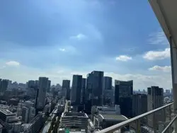 【東京都/港区芝浦】GLOBAL FRONT TOWER 開放的な眺望とともに、光と風の恩恵を得られる最上階住戸。晴れた日はバルコニーから青空を楽しめます。