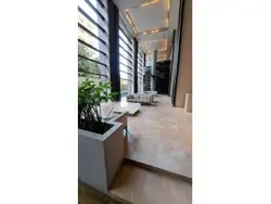 【東京都/港区三田】パークコート麻布十番ザタワー エントランスからのアプローチ「光の回廊」を抜けた先にある開放感ある「アクアラウンジ」（1階部分）