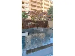 【東京都/港区三田】パークコート麻布十番ザタワー 1階部分にある「アクアラウンジ」から望むイロハモミジと滝