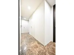 【東京都/港区麻布狸穴町】ブランズ麻布狸穴町 廊下部分約1.3帖の収納など、豊富な収納が魅力の住まいです。