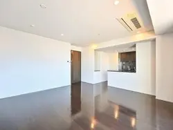 【東京都/港区麻布狸穴町】ブランズ麻布狸穴町 キッチンは、配膳に便利なカウンター付きです。埋込型のエアコンが備わり、年中快適に過ごせます。