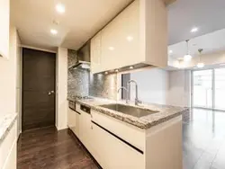 【東京都/渋谷区上原】ザ・パークハウス上原 約4.2帖のキッチンスペースは廊下とLDの両方から出入り可。便利な食器洗乾燥機やディスポーザー付き。