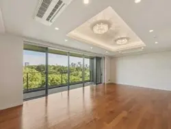 【東京都/千代田区三番町】ザ・パークハウスグラン千鳥ヶ淵 約23.1帖のリビングで、皇居・千鳥ヶ淵公園を望む開放的な眺望