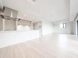 【東京都/渋谷区大山町】ザ・パークハウス代々木大山レジデンス 2面採光設計採用、約20.1帖のLD空間。採光面積が広く、洗練された一体感と開放感を創出します。