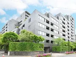 【東京都/港区南青山】南青山テラス　常盤松フォレスト 外観：三菱地所他3社分譲、地上13階建ての4階部分。複数路線が乗り入れる「表参道」駅まで徒歩11分です。