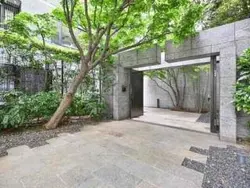 【東京都/港区南青山】南青山テラス　常盤松フォレスト 居住者を迎える、ゆとりある広さのエントランス。陽光が差し込み、植栽の緑が爽やかな印象です。