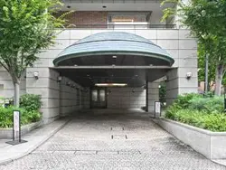 【東京都/港区赤坂】ヴェーゼント赤坂新坂 エントランスは広々として落ち着いた雰囲気です。モニタ付きインターホンやダブルオートロック付き。