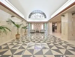 【東京都/港区赤坂】ヴェーゼント赤坂新坂 アーチ状の窓から柔らかな自然光が差し込むエントランスロビー。ソファやテーブルが配置されています。
