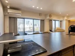 【東京都/渋谷区広尾】イトーピア広尾ヒルズクローチェ 外観：渋谷方面を見渡せるオープンキッチン。 角部屋ならではの採光と視界の抜けが特徴の71㎡・1LDK+納戸