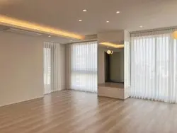 【東京都/千代田区三番町】三番町パークテラス桜苑 リビング・キッチンの窓からは南東側に皇居の緑、リビング北側からは東郷公園が望めます。