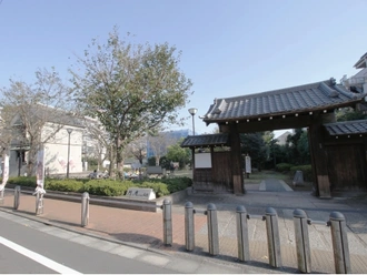 門と蔵のある広場