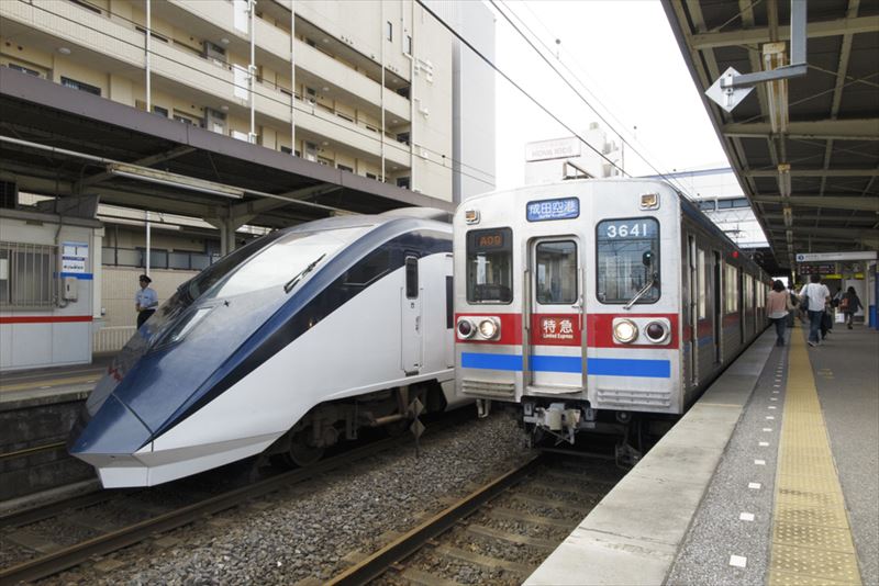 京成スカイライナーと京成本線
