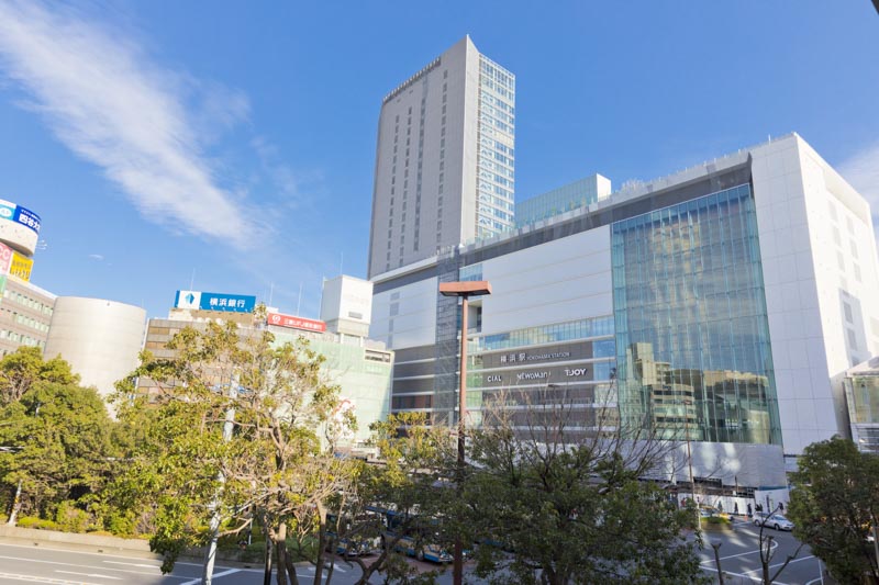 「横浜」駅西口の街並み