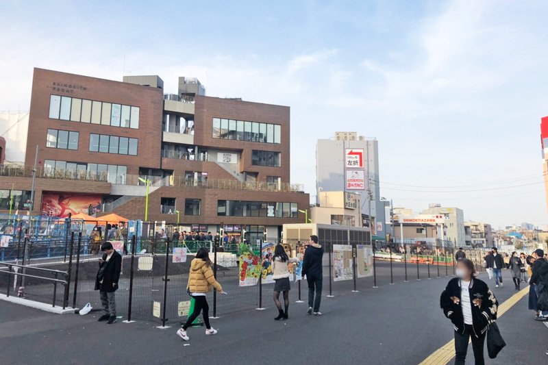 下北沢駅前、右手奥が新宿方面
