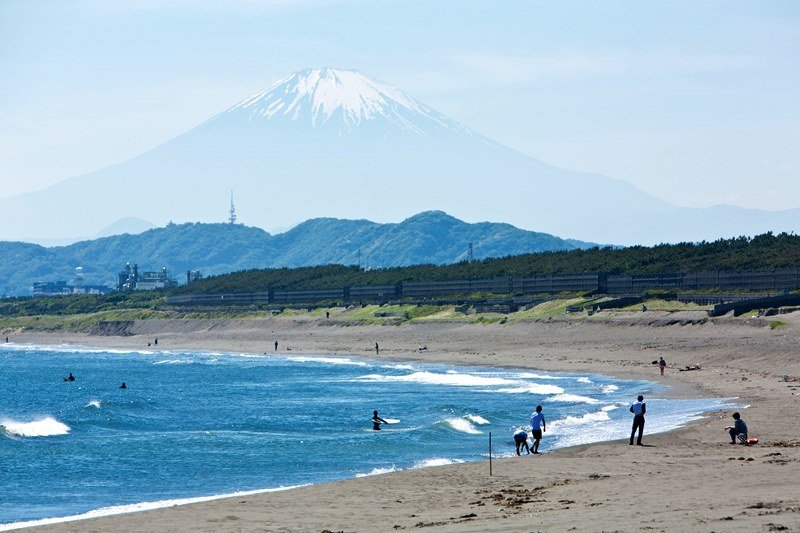富士山を望む、茅ヶ崎の海