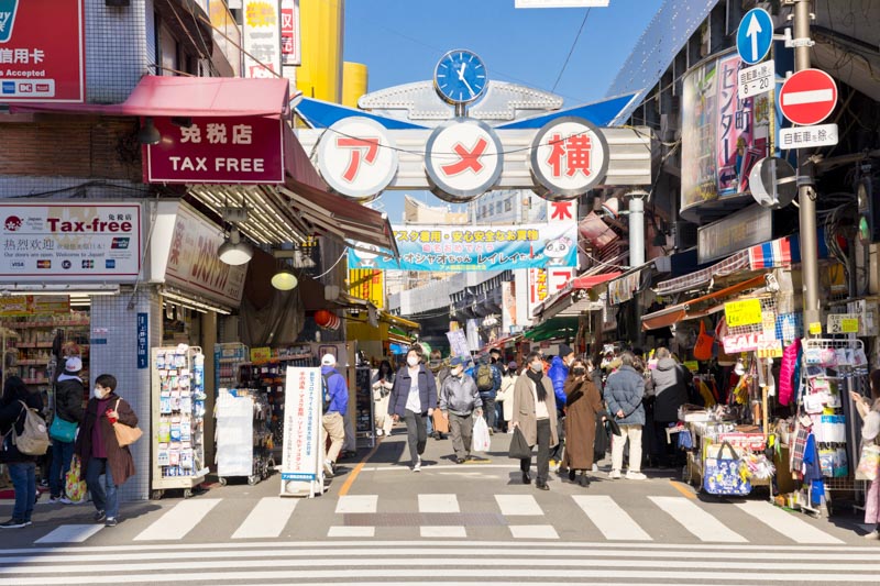 「上野」駅周辺、活気あふれる「アメ横商店街」の様子
