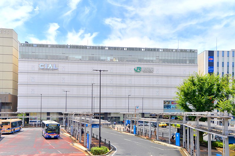 「鶴見」駅前の様子