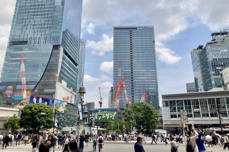 東京都渋谷区・「渋谷」駅前のスクランブル交差点